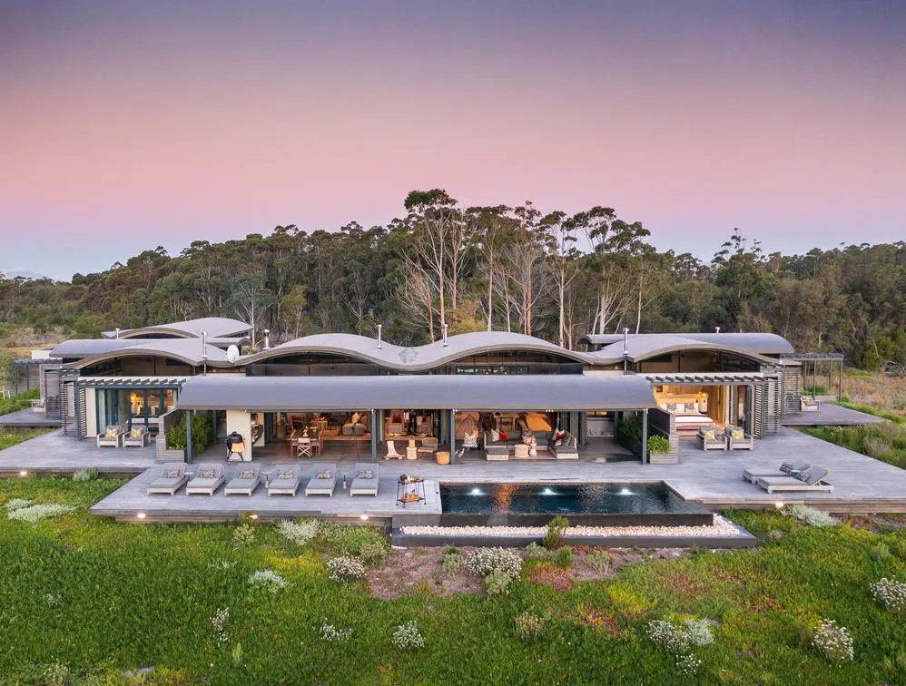 Perivoli Lagoon House at the water's edge in a pristine Overberg nature reserve